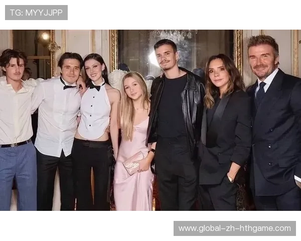 贝克汉姆与萨巴伦卡亲切合影，黑裙造型引发关注，贝克汉姆 删卡